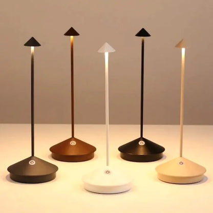 Moderne LED-Tischlampen in Schwarz, Weiß, Braun, Holzoptik; minimalistisches Design, dimmbar.