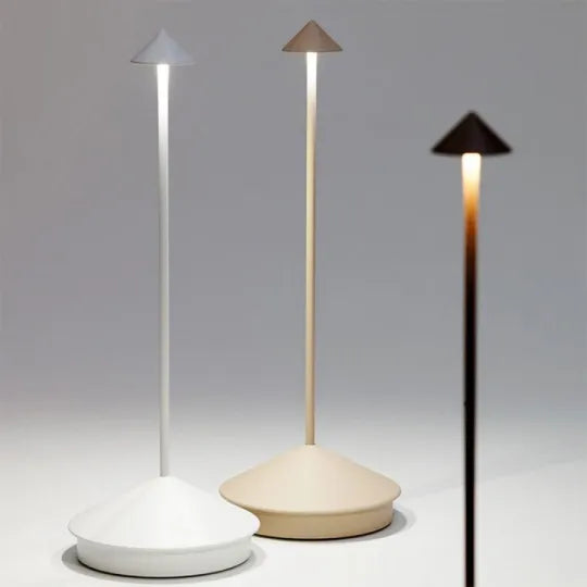 Moderne LED-Tischlampen in Weiß und Beige, minimalistisches Design, energiesparend.